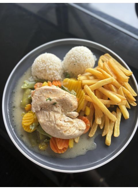 Kurací steak na zelenine 150g, ryža, hranolky