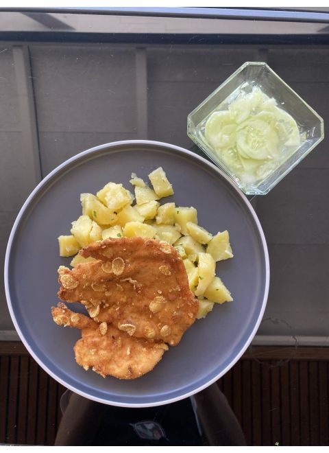 Vyprážaný kurací rezeň obalený v cornflakes 150g, varené zemiaky, šalát