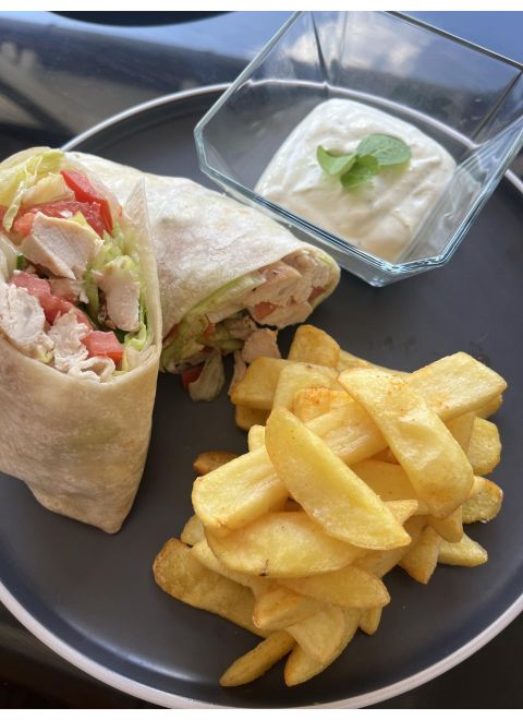 Wrap s kuracím mäsom a zeleninou, steakové hranolky