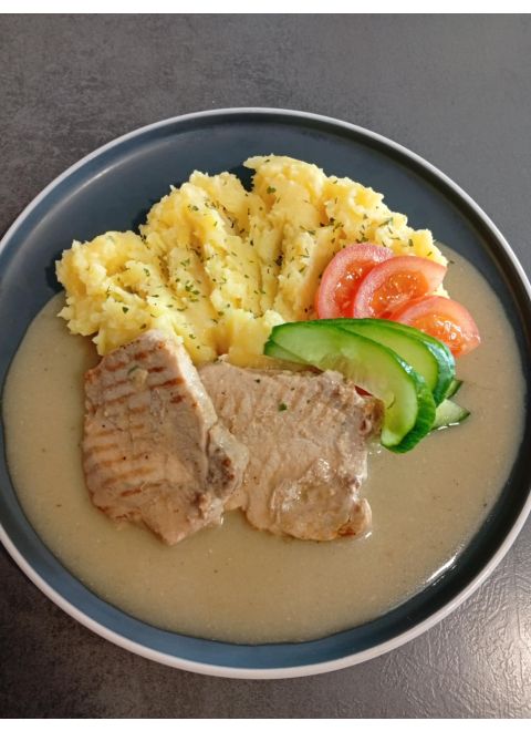 Bravčové ražniči 150g, zemiaky na cibuľke