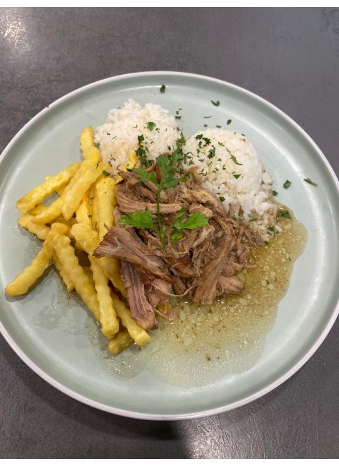 Trhané bravčové mäso, ryža, hranolky, dresing