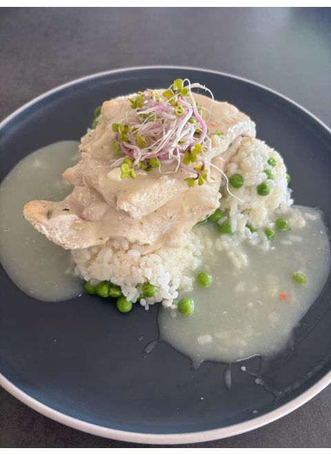Prírodný kurací steak, hrašková ryža, šalát