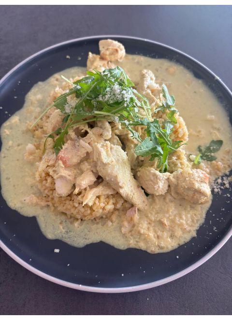 Bulgur s kuracími rezančekmi na kari