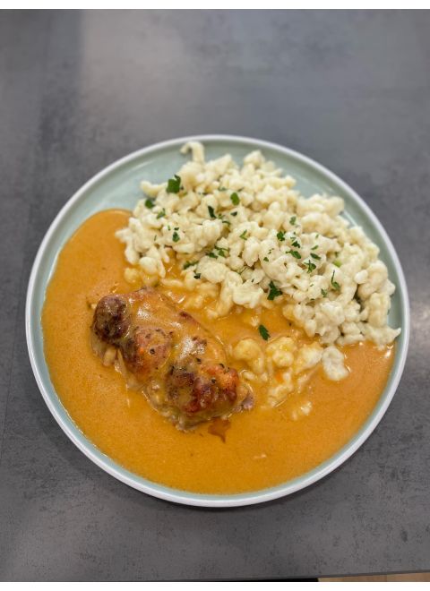 Vykostené kuracie stehno na paprike 150g, maslové halušky