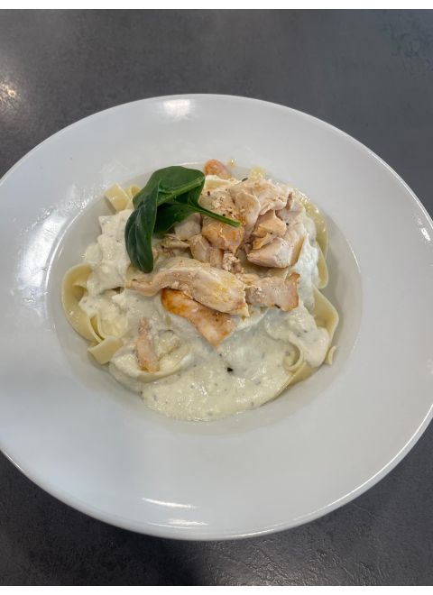 Tagliatelle s kuracím mäsom a nivovou omáčkou