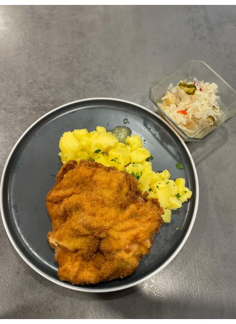 Vyprážaný kurací rezeň 150g, varené zemiaky, čalamáda