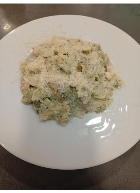 Špenátové farfalle s kuracím mäsom a parmezánom