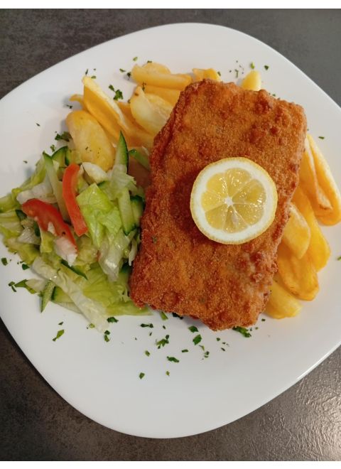Vyprážaná aljašská treska 150g, steakové hranolky, šalát