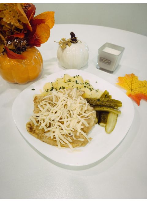 Čiernohorský bravčový rezeň 150g, varené zemiaky, kyslá uhorka