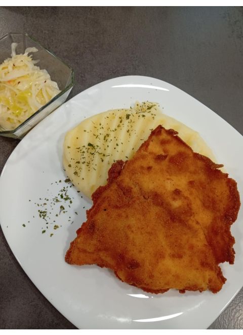 Vyprážaný kurací rezeň 120g, zemiaková kaša, kapustový šalát