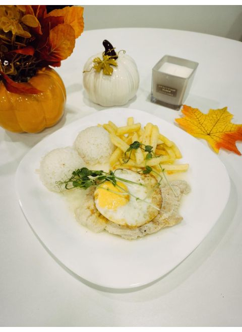 Kurací steak s volským okom 150g, ryža, hranolky