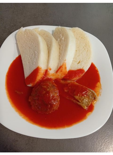 Plnená paprika, paradajková omáčka, domáca parená knedľa
