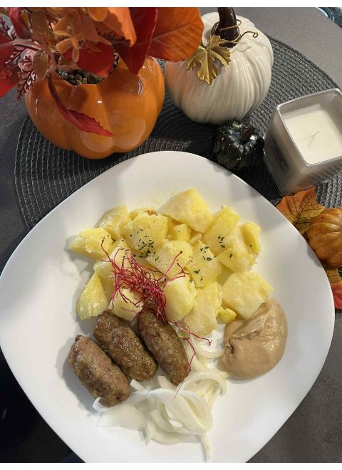 Bravčové čevapčiči 150g, varené zemiaky, cibuľa, horčica