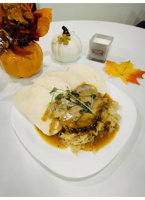 Pečená bravčová krkovička 150g, kyslá kapusta, knedľa