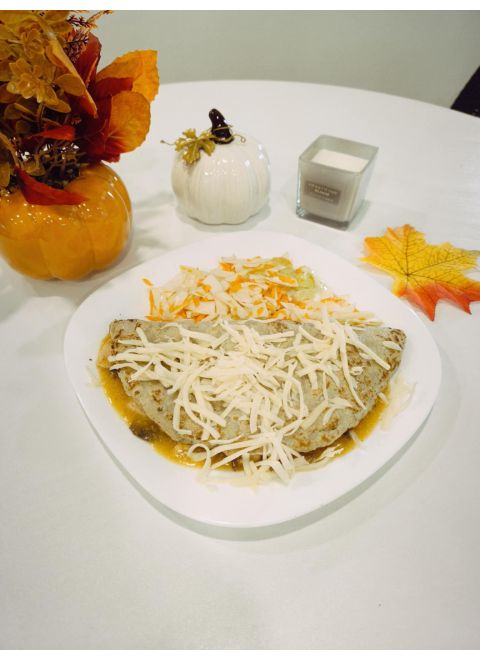 Šarišská kuracia pochúťka v zemiakovej placke, šalát