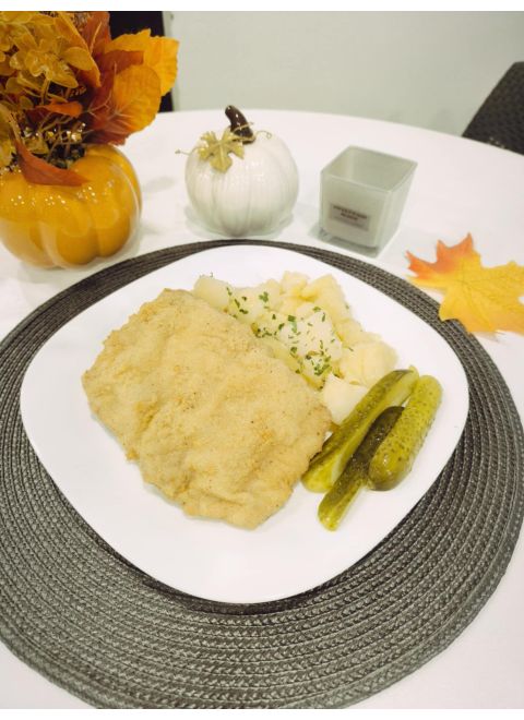 Vyprážaný bravčový rezeň 150g, mastené zemiaky, kyslá uhorka