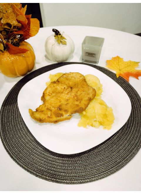 Vyprážaný kurací rezeň 150g, šťuchané zemiaky