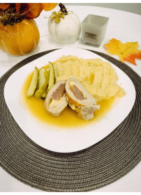 Bravčová kapsa plnená klobásou a syrom 150g, zemiaková kaša, kyslá uhorka