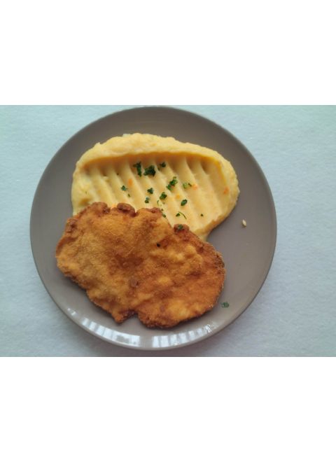 Vyprážaný bravčový rezeň 150g, zemiakovo - mrkvové pyre, uhorkový šalát