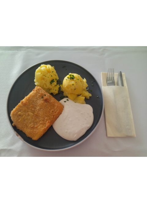 Vyprážaný pastiersky syr 120g, mastené zemiaky, tat. omáčka
