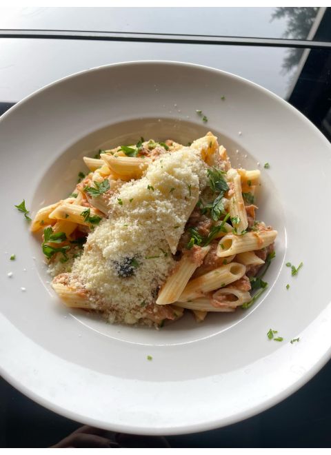 Tuniakové cestoviny s olivami a parmezánom