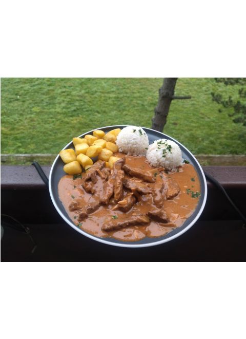 Hovädzí stroganov špecial 150g, 1/2 ryža, 1/2 opekané zemiaky