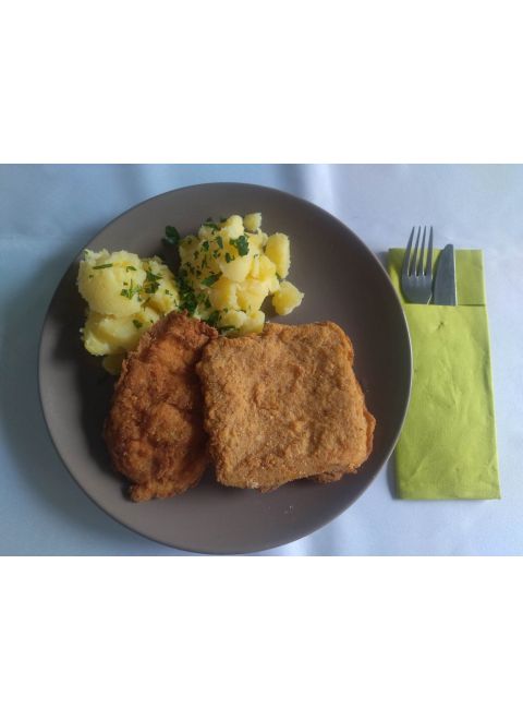 Vyp. syrovo - kurací dvojboj na tanieri 150g, mastené zemiaky, čalamáda