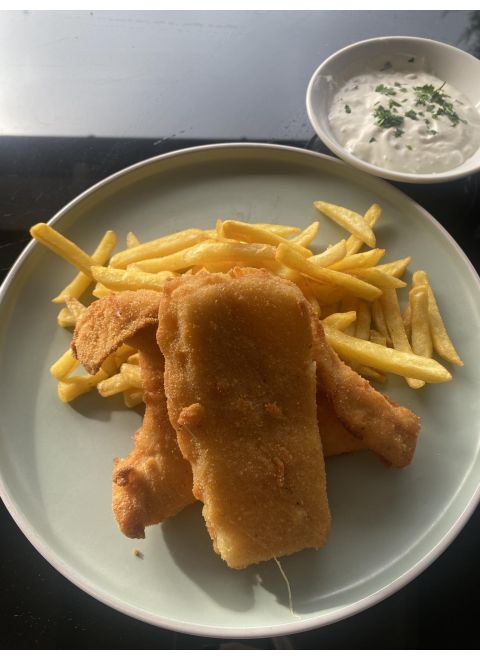 Vyprážaný syrovo - kurací dvojboj 150g, hranolky, tatárska omáčka