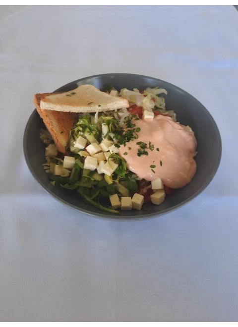 Zeleninový šalát s feta syrom a dresingom, toast