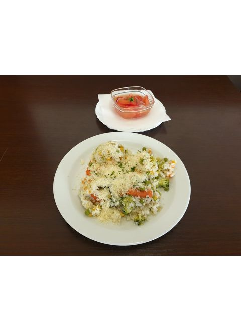 Zeleninové rizoto s parmezánom, paradajkový šalát