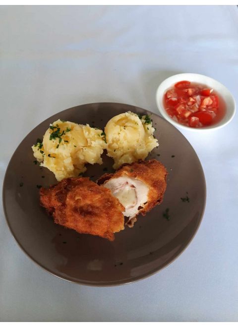 Vyprážaný Gordon bleu 150g, varené mastené zemiaky, šalát