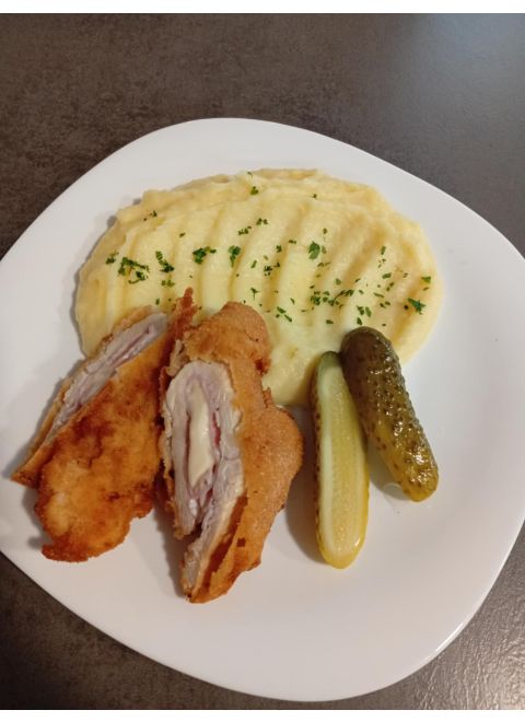 Vyprážaný Gordon bleu 150g, zemiaková kaša, kyslá uhorka