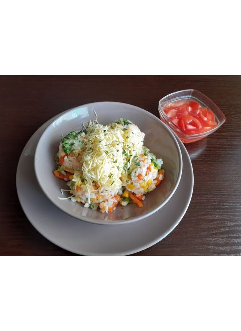 Zeleninové rizoto so syrom, paradajkový šalát