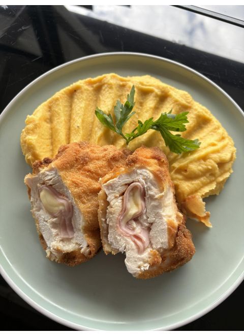 Vyprážaný kur. Gordon Bleu 150g, zemiakovo - mrkvová kaša, kyslá uhorka